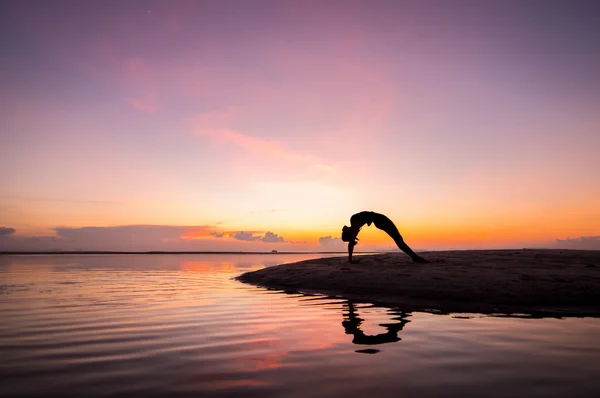 Silhouette woman with yoga posure — Stock Photo, Image