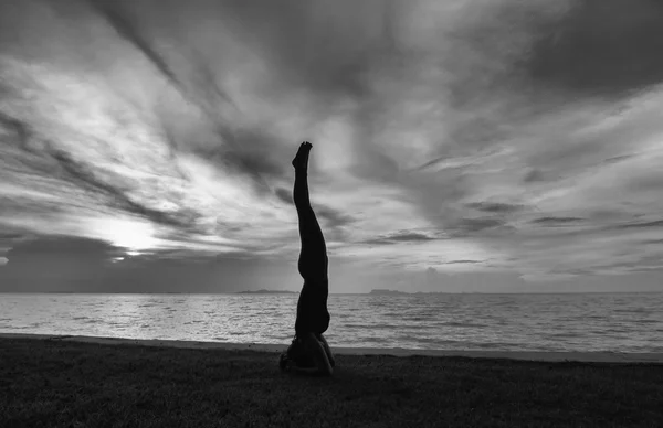 Silhouette femme avec position de yoga — Photo