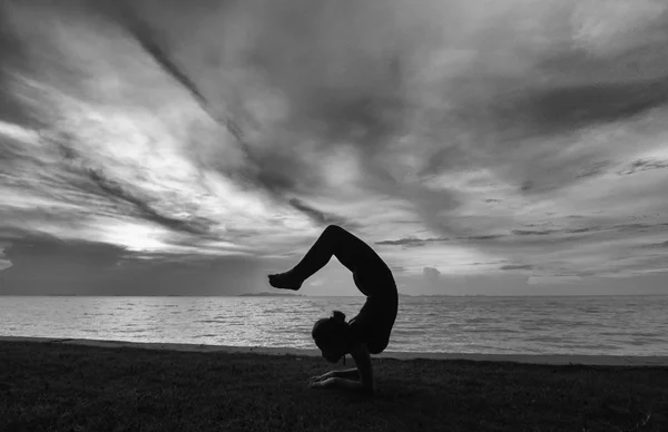 Silhouet vrouw met yoga posure — Stockfoto