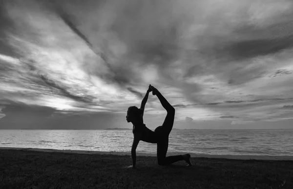 Silhouette woman with yoga posure — Stock Photo, Image