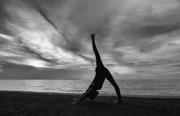 Mujer silueta con postura de yoga —  Fotos de Stock