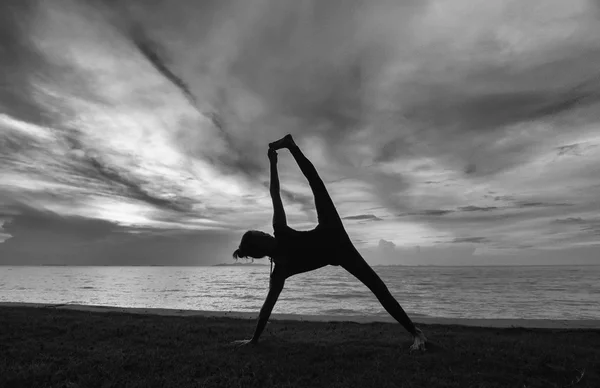 Mujer silueta con postura de yoga — Foto de Stock