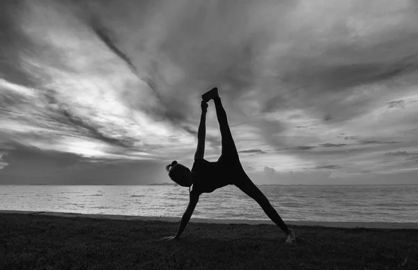 Silhouette woman with yoga posure — Stock Photo, Image