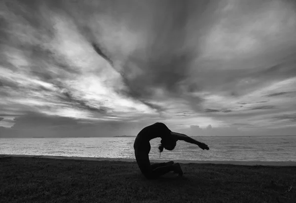 Yoga posure kadınla siluet — Stok fotoğraf