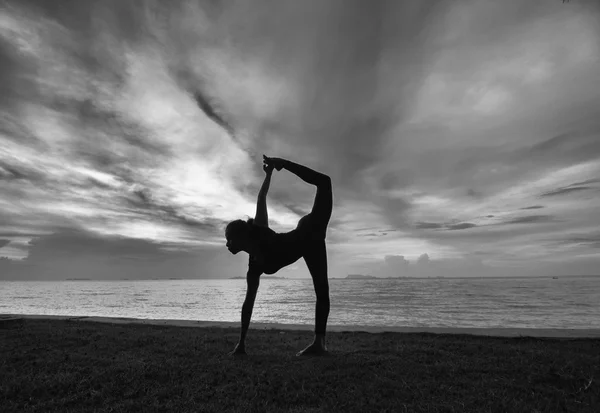 Yoga posure kadınla siluet — Stok fotoğraf