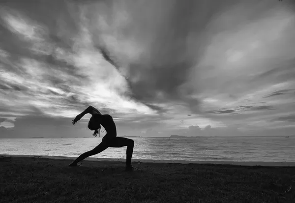 Yoga posure kadınla siluet — Stok fotoğraf