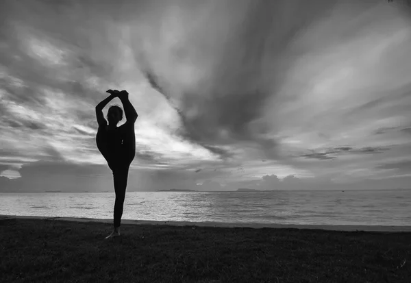ヨガの姿勢のシルエット女性 — ストック写真
