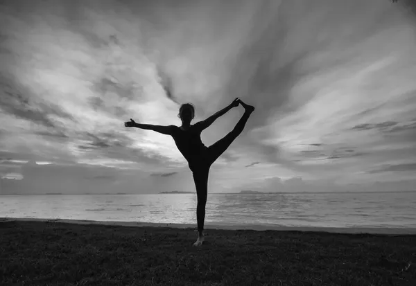 Silhouette donna con esposizione yoga — Foto Stock