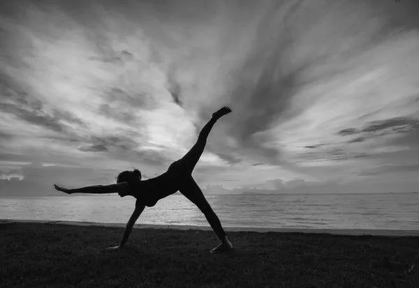 Silhuett kvinna med yoga posure — Stockfoto