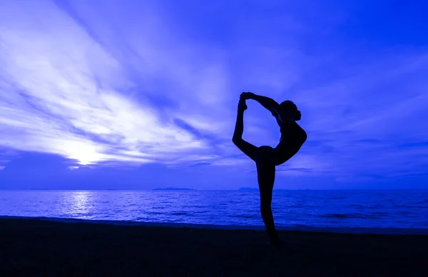 Silhuett kvinna med yoga posure — Stockfoto
