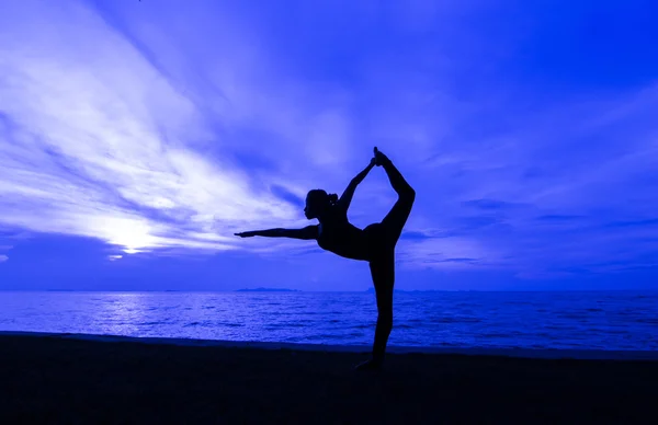 Mulher silhueta com postura de ioga — Fotografia de Stock