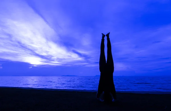 Silhouette Frau mit Yoga-Haltung — Stockfoto