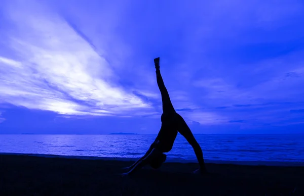 Mujer silueta con postura de yoga — Foto de Stock