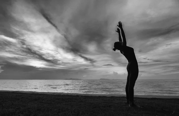 Silhouette woman with yoga posure Royalty Free Stock Photos