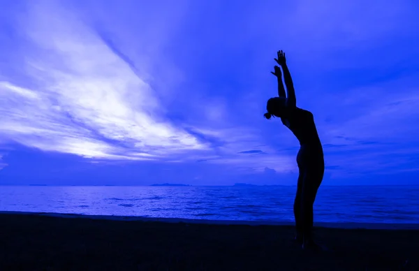 Mujer silueta con postura de yoga — Foto de Stock