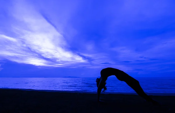 Mujer silueta con postura de yoga — Foto de Stock