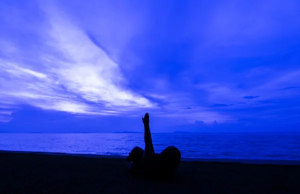 Silhouette Frau mit Yoga-Haltung — Stockfoto