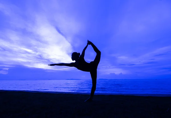 Silhouet vrouw met yoga posure — Stockfoto