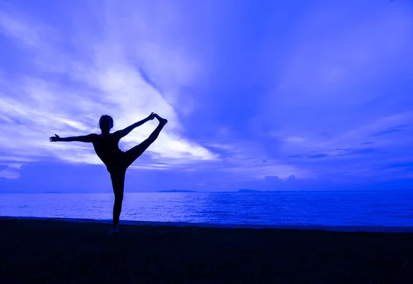 Sylwetka kobiety z jogi narażenia — Zdjęcie stockowe