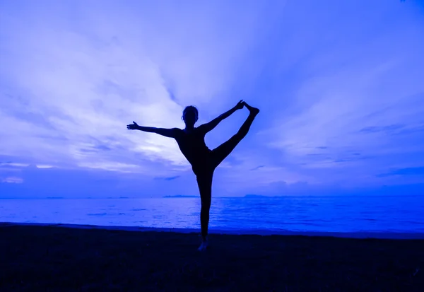 Silhouet vrouw met yoga posure — Stockfoto