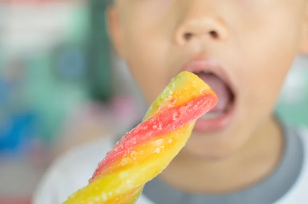 アイスクリームを食べる少年. — ストック写真