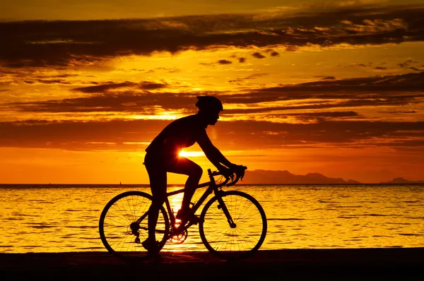 Silhouette eines Radfahrers — Stockfoto
