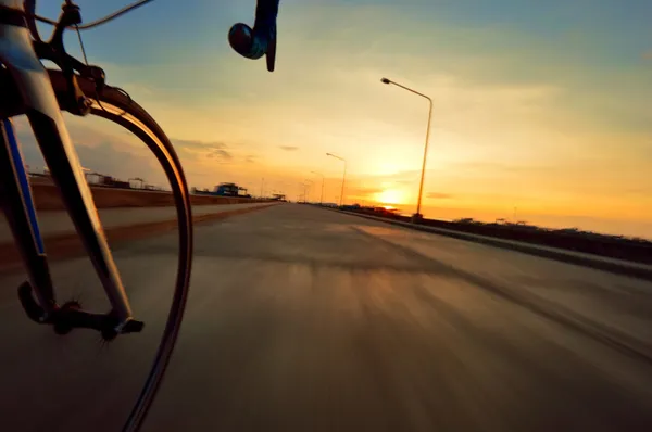 Cabalgando hacia el objetivo con el movimiento borroso roadbike — Foto de Stock