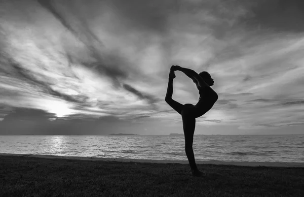 Silhouette donna con esposizione yoga — Foto Stock