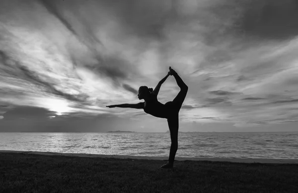 Silhouette femme avec position de yoga — Photo