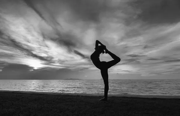 Silhouette femme avec position de yoga — Photo