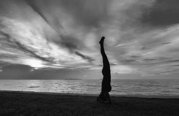 Mujer silueta con postura de yoga — Foto de Stock