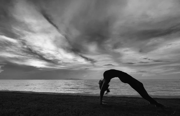 Silueta femeie cu pozura yoga — Fotografie, imagine de stoc