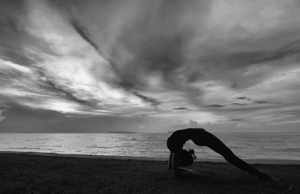 Wanita siluet dengan posure yoga — Stok Foto