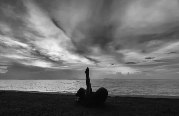 Silhouette Frau mit Yoga-Haltung — Stockfoto