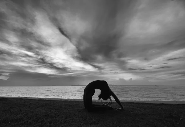 Yoga posure kadınla siluet — Stok fotoğraf