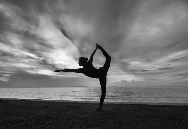Silhouette femme avec position de yoga — Photo