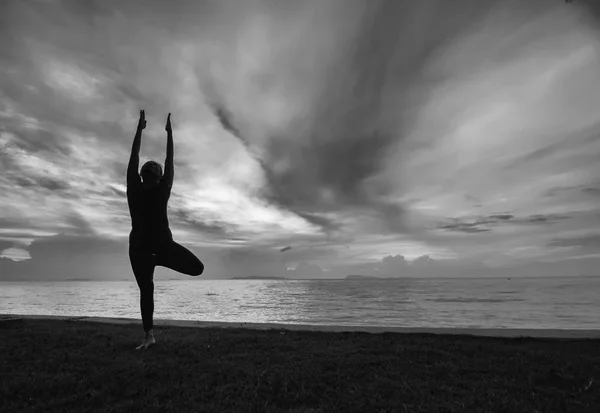 Silhouette femme avec position de yoga — Photo