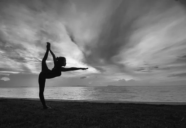 Silhouette donna con esposizione yoga — Foto Stock