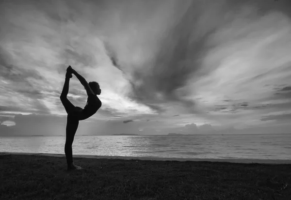 Silhouette femme avec position de yoga — Photo