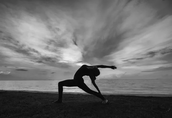 Silhuett kvinna med yoga posure — Stockfoto