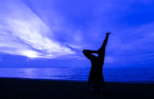 Silhouette nő jóga posure — Stock Fotó