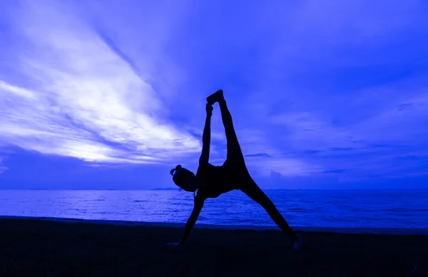 Silhouette woman with yoga posure — Stock Photo, Image