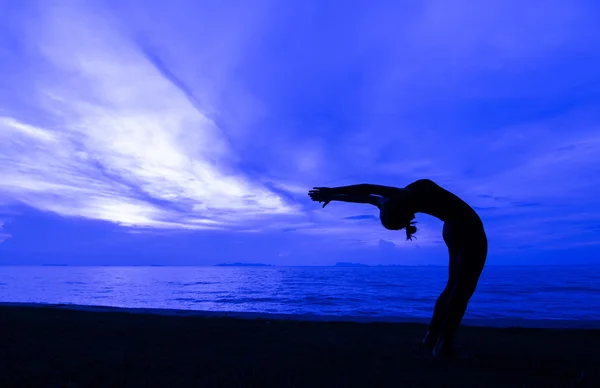 Silhouet vrouw met yoga posure — Stockfoto