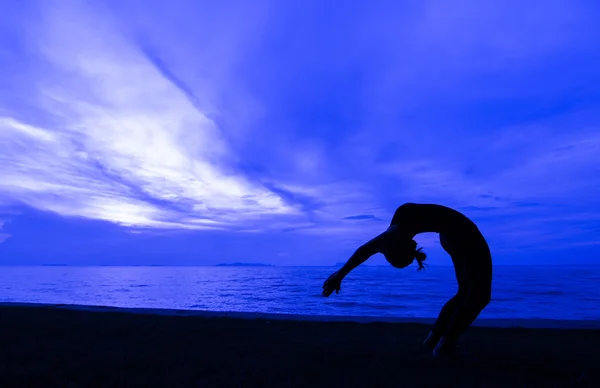 Silhouet vrouw met yoga posure — Stockfoto