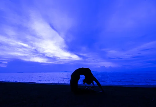 Silhouet vrouw met yoga posure — Stockfoto