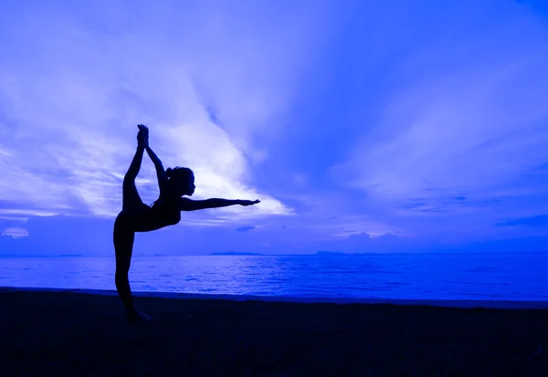 Silhouette woman with yoga posure — Stock Photo, Image