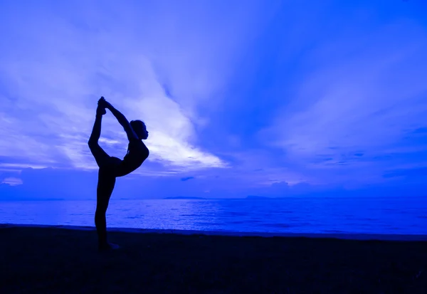 Silhouette woman with yoga posure — Stock Photo, Image