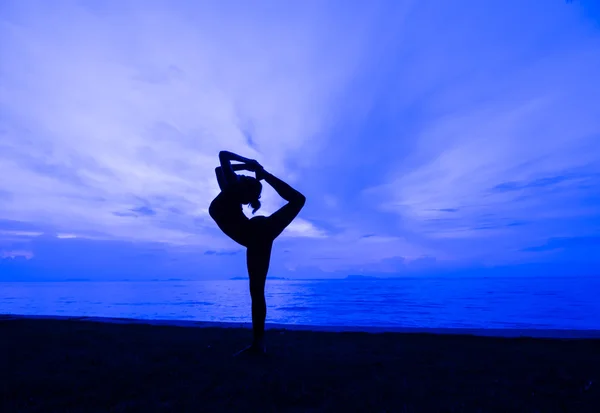 Silhouette woman with yoga posure — Stock Photo, Image