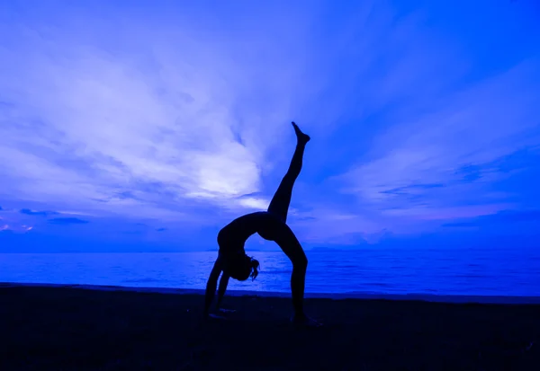 Silhouette woman with yoga posure — Stock Photo, Image