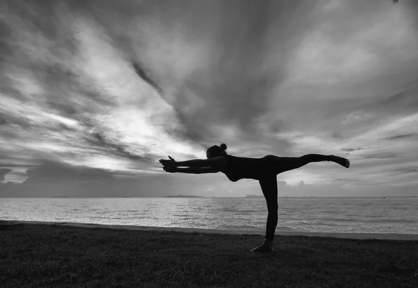 Silueta femeie cu pozura yoga — Fotografie, imagine de stoc